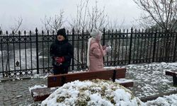 Beyaza bürünen Çamlıca'da kar topu savaşı görenleri gülümsetti