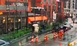 Beyoğlu'nda bir kadın fırtınada devrilen tabelanın altında kaldı