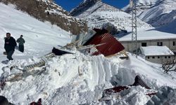 Beytüşşebap'ta çığ altında kalan ev ve araba çıkartıldı