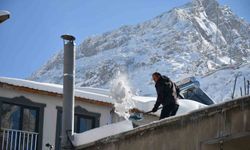Beytüşşebap'ta damlarda biriken kar temizleniyor