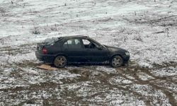Boş araziye uçan otomobilin sürücüsü yaralandı