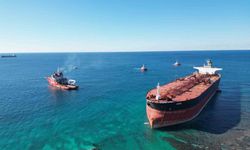 Bozcaada'da karaya oturan tankerin kurtarma çalışmaları dron ile görüntülendi