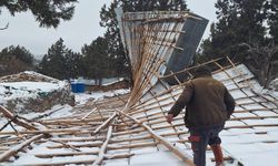 Bozkır'da şiddetli fırtına ahırın çatısını uçurdu