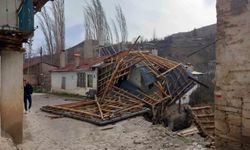 Bozkır'da şiddetli rüzgar çatıyı uçurdu