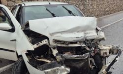 Bursa'da otomobil bariyerlere çarptı: 3 yaralı