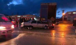 Bursa'da otomobil tıra çarptı: 1 yaralı