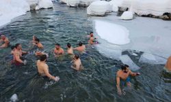 Buz tutan suda yüzerek eğlendiler