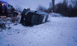 Buzlanan yolda kayan minibüs şarampole devrildi