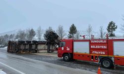 Buzlanan yolda kayan tır devrildi: 1 yaralı