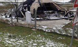 Çadır salon şiddetli rüzgara dayanamayarak parçalandı