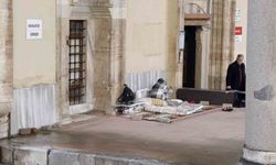 Cami bahçesini mesken tutan kadını otelde kalmaya kimse ikna edemiyor