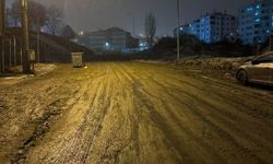 Çamur içinde olan yol temizlenip onarım bekliyor