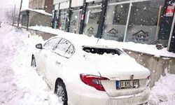 Çatıda çözülen kar kütlesi otomobilin üzerine düştü