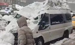 Çatıdan düşen kar kütlesi aracı kullanılmaz hale getirdi