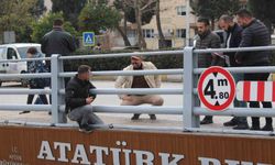 Çocuğunu görmek için alt geçidin üstüne çıkan şahıs ikna edildi