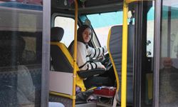 Çocuk yaşta muavinlik yaparak başladı, şimdi minibüs direksiyonunda kadınlara ilham oluyor