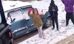 Çocuklar karları temizlemesin diye temizleme aracını kartopuna tuttu