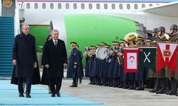 Cumhurbaşkanı Erdoğan, Özbekistan Cumhurbaşkanı Mirziyoyev'i havalimanında karşıladı