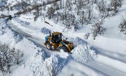 Çüngüş'te bin 500 metre rakımda yollar kardan temizleniyor