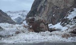 Dağdan kopan dev kaya yolu ulaşıma kapattı