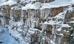 Dağlarda buzdan şelale oluştu
