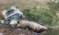 Datça'da virajı alamayan tır devrildi: 1 yaralı