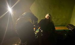 Diyarbakır'da belediye ve sağlık ekipleri yolu kapalı köydeki yaşlı çifte böyle ulaştı