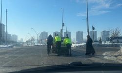 Diyarbakır'da otomobili çalışmayan sürücünün yardımına polis koştu