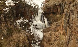 Donan şelalenin hayranlık uyandıran görüntüsü