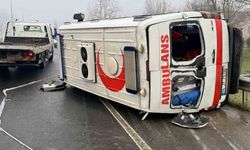 Düzce'de ambulans devrildi: 2 yaralı