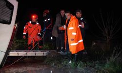 Edirne'de minibüs sulama kanalına düştü: Mahsur kalanlar kurtarıldı