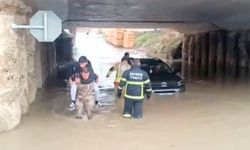 Edirne'de sağanak etkili oldu, yollar göle döndü: Köprü altında mahsur kalanlar kurtarıldı