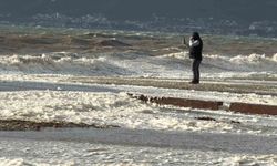 Edremit'te lodos sahili köpükle kapladı