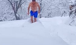 Eksi 10 dereceyi aldırmadan şortuyla karda yüzdü