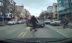 El frenini çekilmeyen araç hareket etti, başka bir sürücü koşarak el frenini çekti