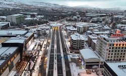 Elazığ'da belediye ekipleri, karla mücadelesini aralıksız sürdürüyor