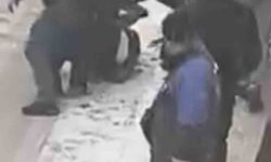 Elazığ'da sokak ortasında tekme tokat kavga: O anlar kamerada