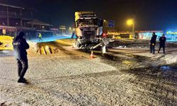 Elazığ'da tır kavşaktaki refüje çıktı: 1 yaralı