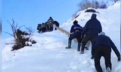 Elektrik şirketi ekipleri, kar yağışının 1 metreyi aştığı bölgede çalışmalarını sürdürüyor