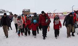 Erciyes'te şehit çocuklarına kayak eğitimi