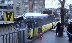 Esenler'de İETT Otobüsünün direksiyon hakimiyetini kaybetmesi sonucu otoparka daldı. Olay yerine çok sayıda ekip sevk edildi.