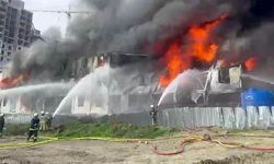 Esenyurt'ta bulunan bir inşaat alanında işçilerin kaldığı konteynerde henüz bilinmeyen bir nedenle yangın çıktı. Alevler kısa sürede büyürken olay yerine itfaiye ekipleri sevk edildi.