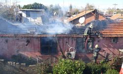 Evlerinin yanışını gözyaşları içinde izledi