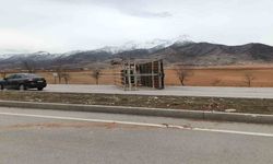 Fırtına kamyoneti devirip römorku karşı şeride fırlattı: O anlar kamerada