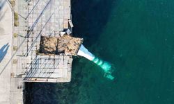 Fırtınanın etkisiyle devrilen deniz feneri havadan görüntülendi