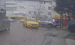 Fren yerine gaza basan sürücünün yaptığı akıl almaz kaza kameraya yansıdı