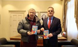 Futbolun efsane ismi Vali Akbıyık'a 'Gerçek Kral Tanju Çolak' kitabını hediye etti