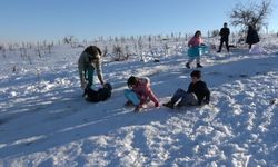 Gaziantep'te çocuklar tepsi, poşet ve leğenlerle kayarak eğlendi