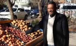 Gaziantep'te gençlerden duygulandıran örnek davranış: Soğan aldılar, parasını kameraya gösterip bıraktılar