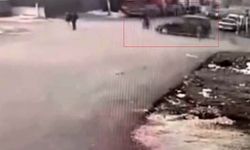 Gaziantep'te ilginç kaza: Hafif ticari araç motosiklete, motosiklet yayaya çarptı